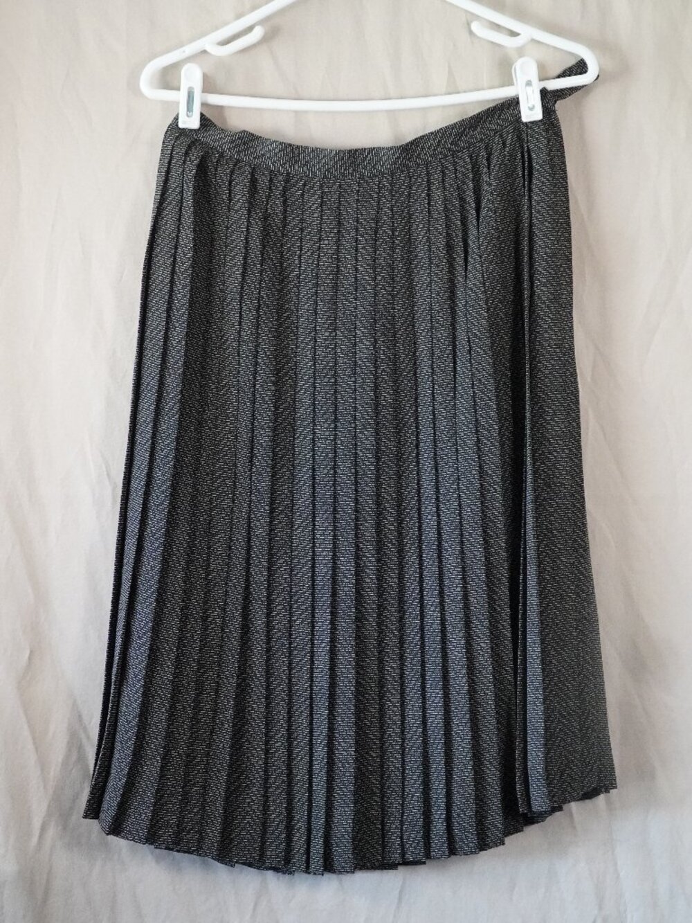 Josephine Chaus gray pleated midi skirt
